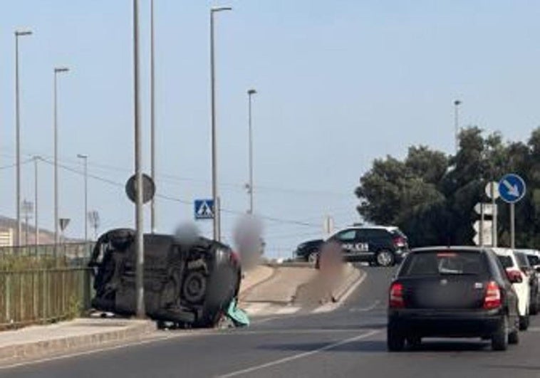Un agente de paisano detiene al conductor de un coche que se dio a la fuga tras volcar en Cartagena